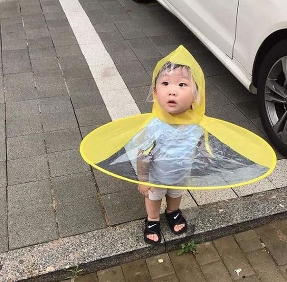 ребенок в накидке от дождя