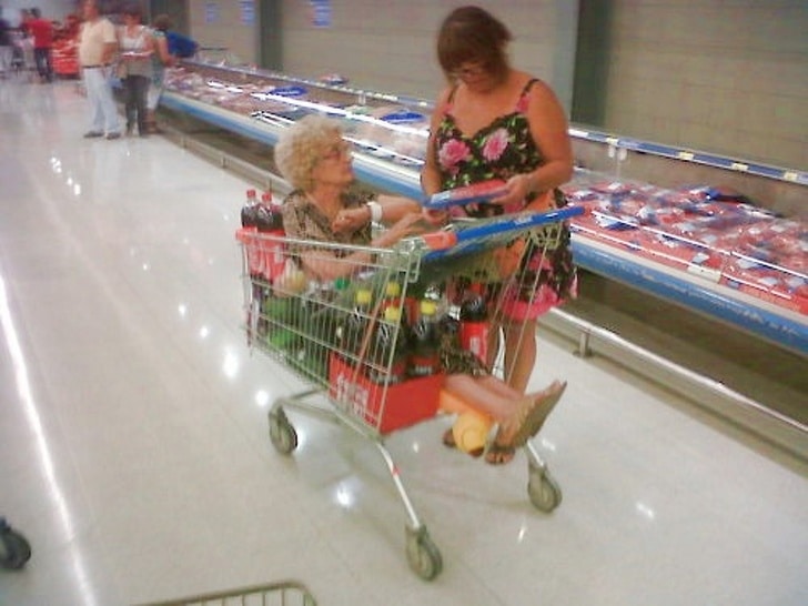 с мамой в супермаркете
