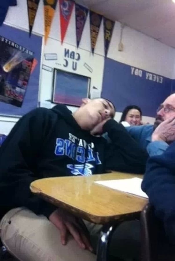 ученик спит на уроке