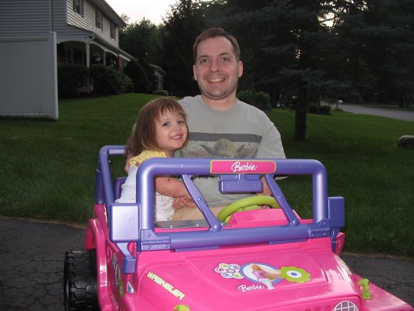 девочка с папой в детской машине