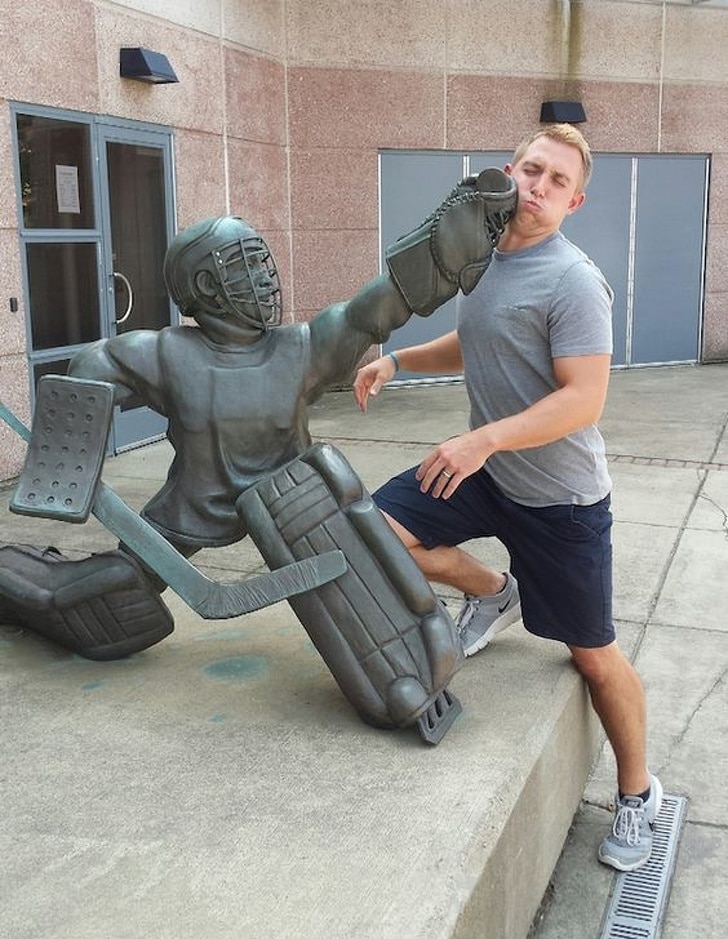 статуя хоккеиста