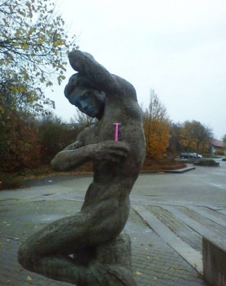 статуя человека