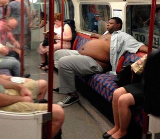полный чернокожий мужчина в метро
