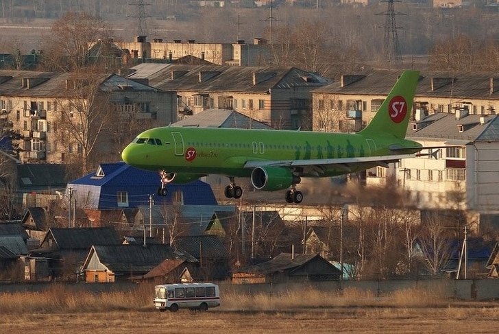 зеленый самолет