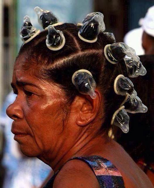 женщина с презервативами в волосах