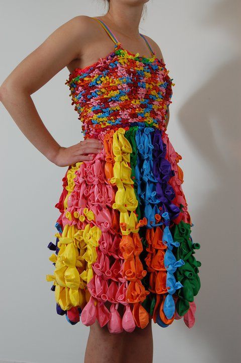 женское платье из воздушных шаров