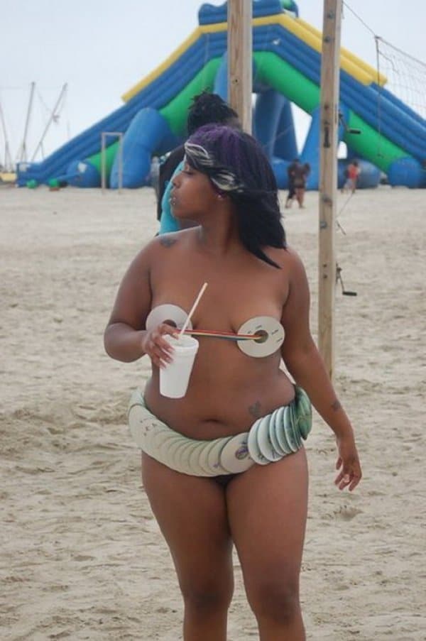 девушка на пляже в купальнике из дисков