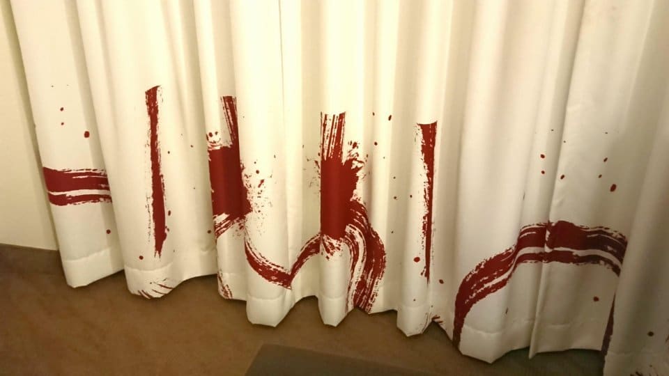 странная штора в отеле