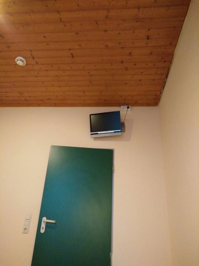 телевизор в комнате