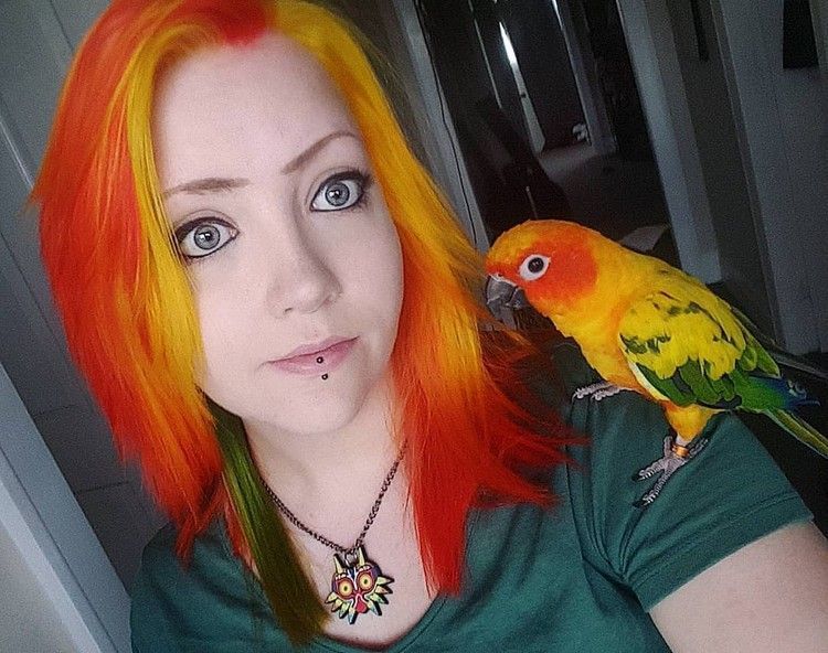 девушка и попугай