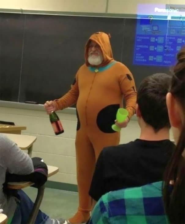 учитель в странном костюме
