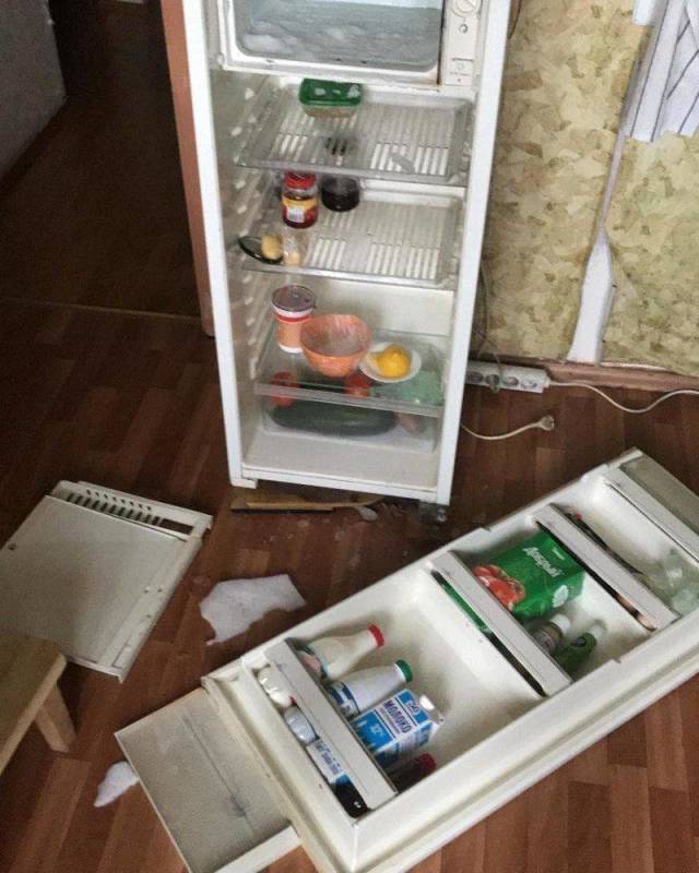 сломанный холодильник
