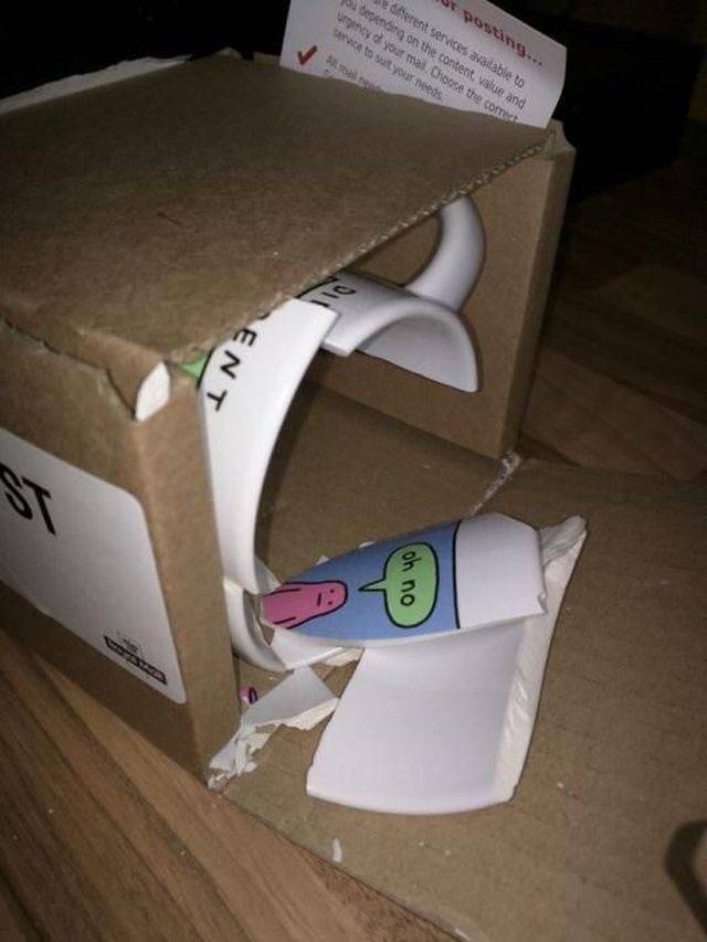 разбитая чашка в коробке