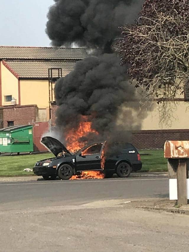 черная машина горит