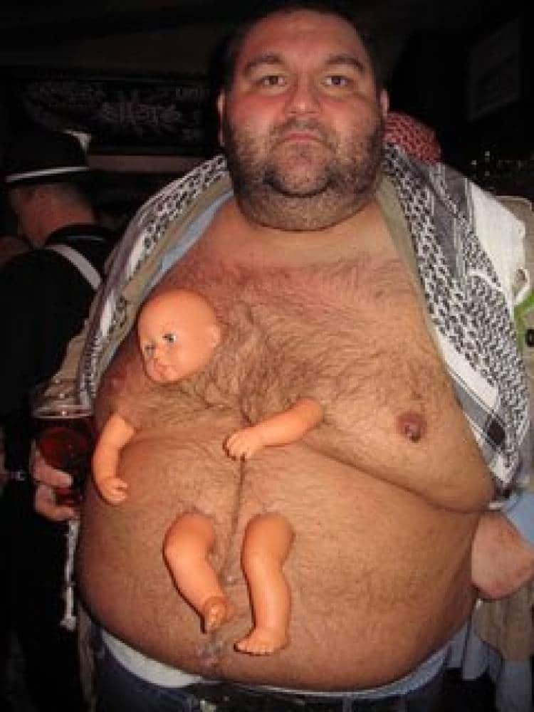 толстый мужчина с куклой на животе