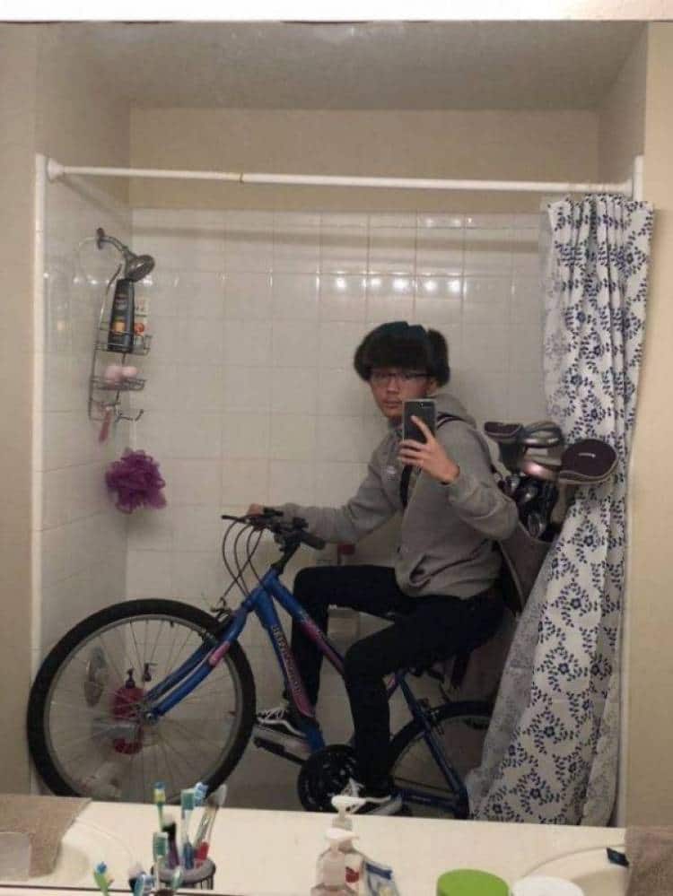 парень на велосипеде делает селфи в ванной