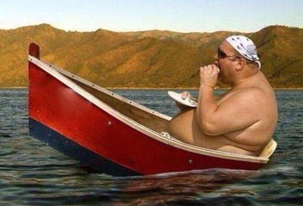 толстый мужчина в лодке