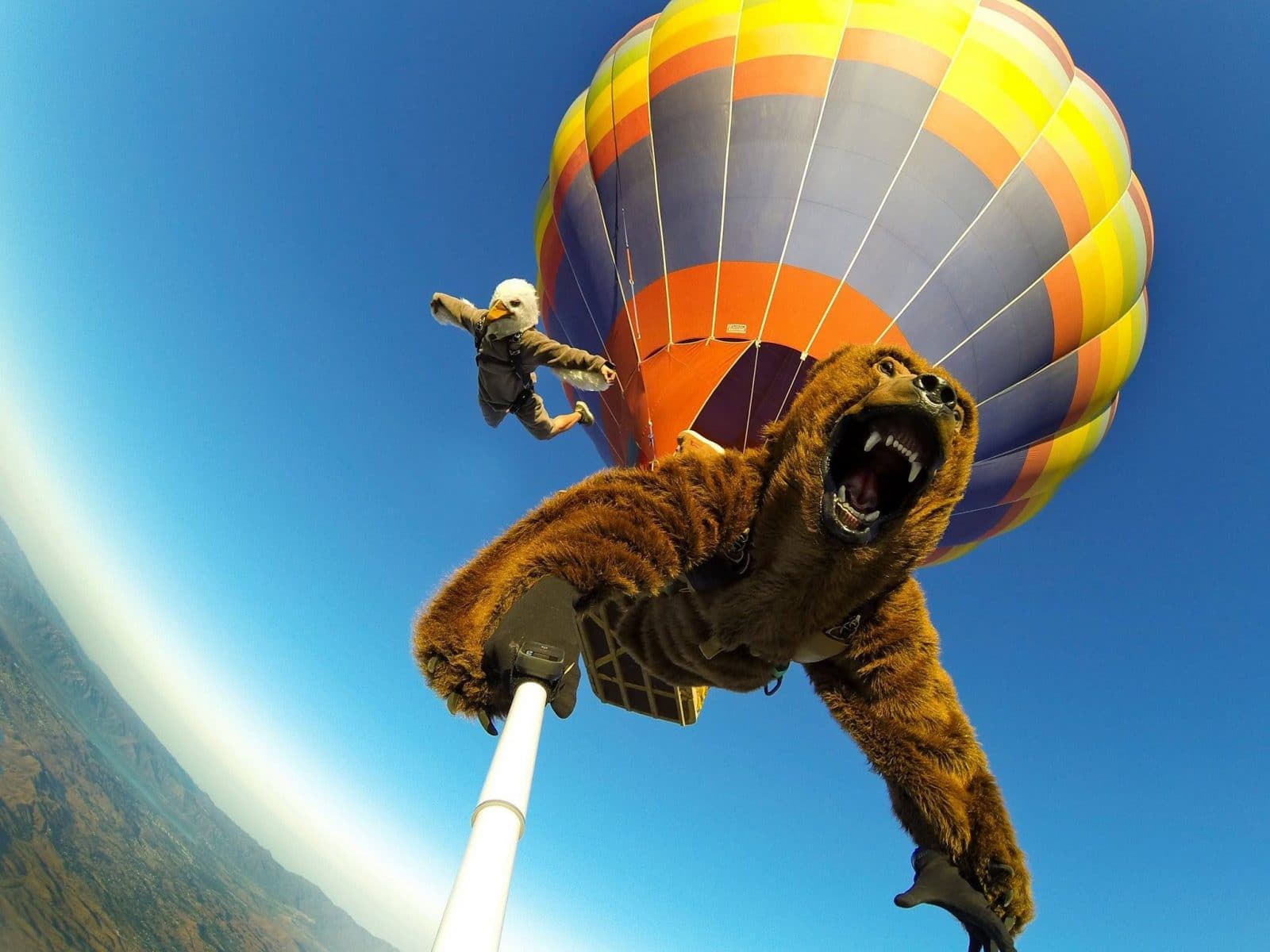 парашютист в костюме медведя