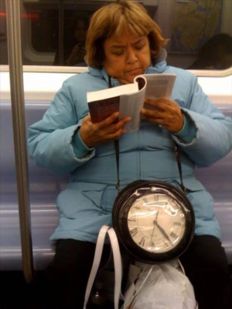 женщина с книгой в метро