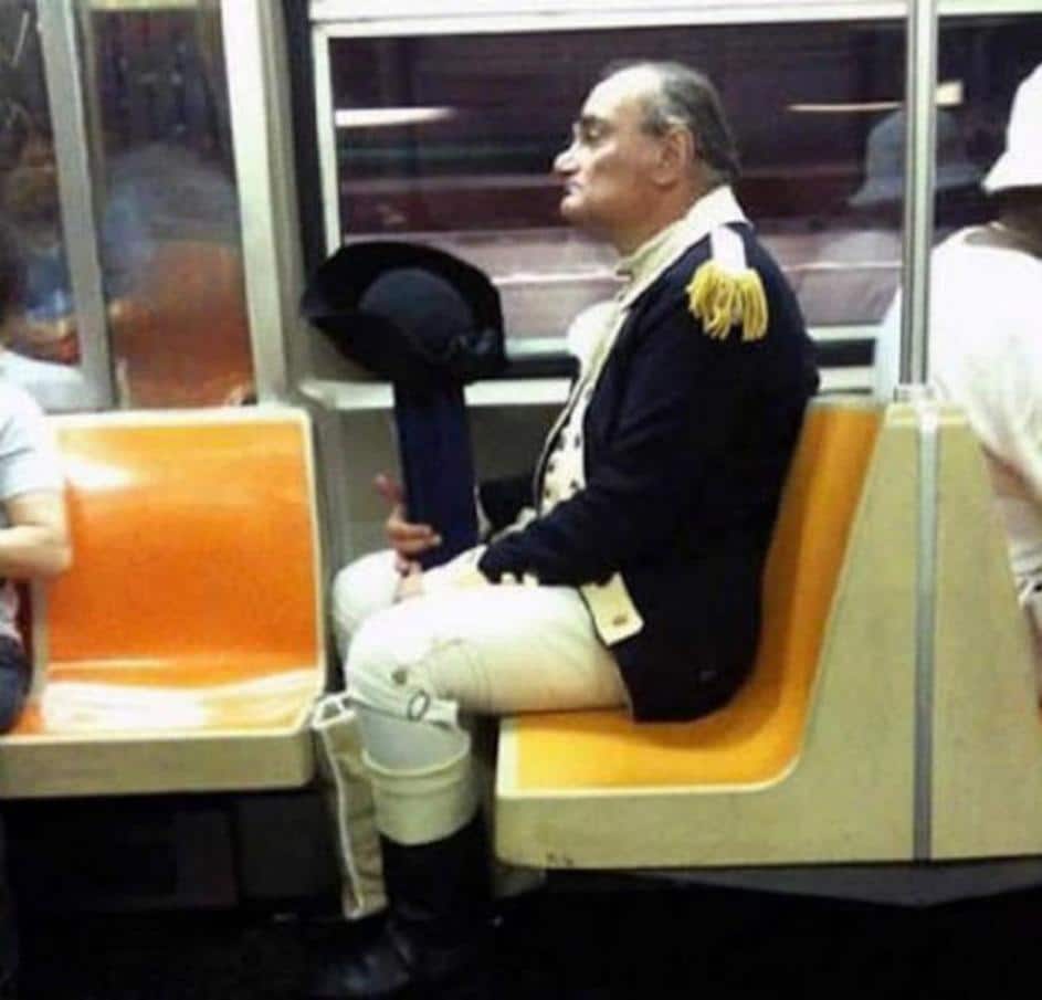 мужчина в военном обмундировании в метро