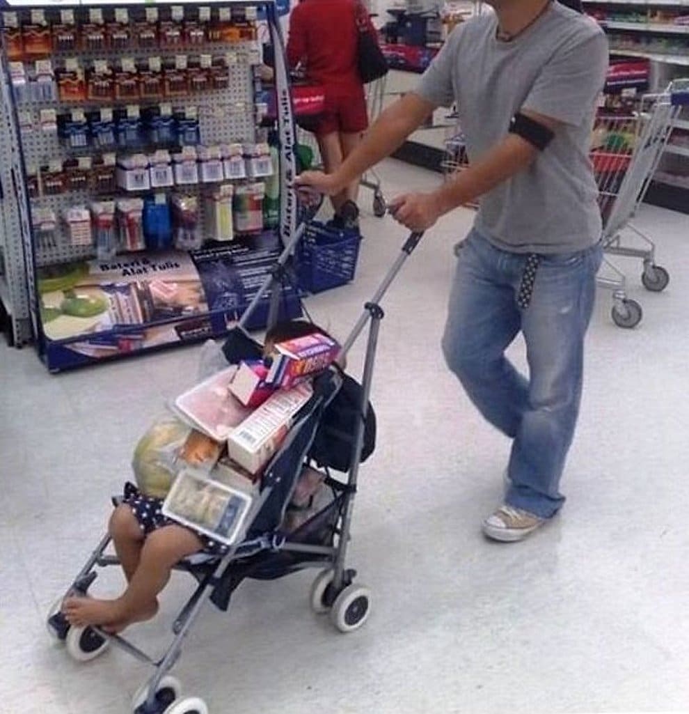 папа с коляской в супермаркете