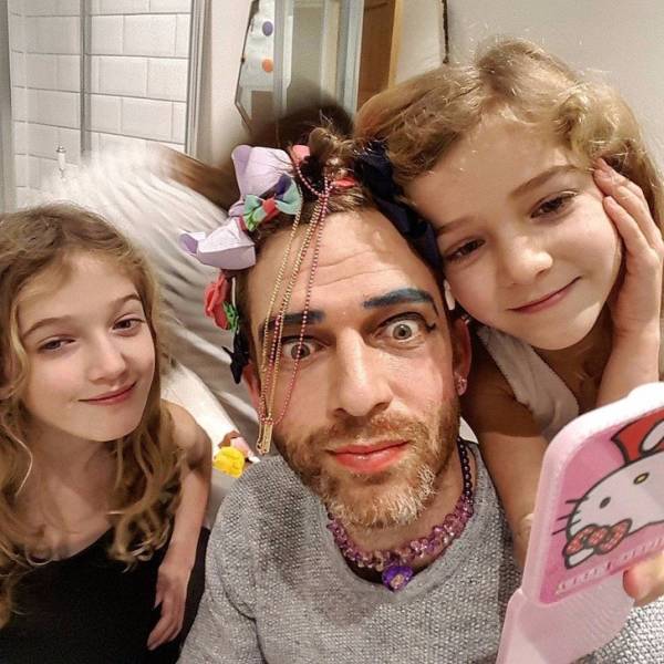 папа с двумя дочками