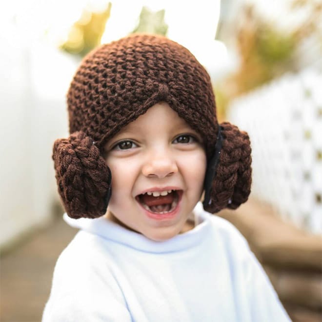 ребенок в коричневой вязаной шапке
