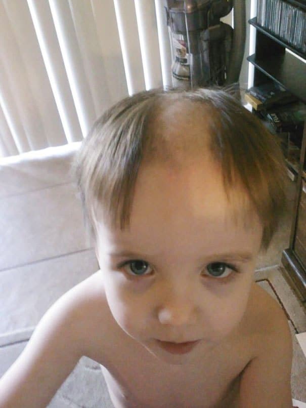 мальчик выстриг себе голову