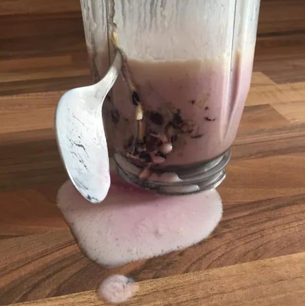 лопнувший стакан с йогуртом