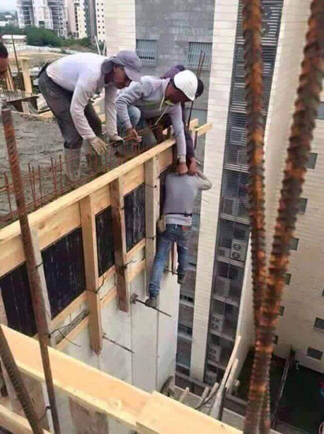 строители на крыше