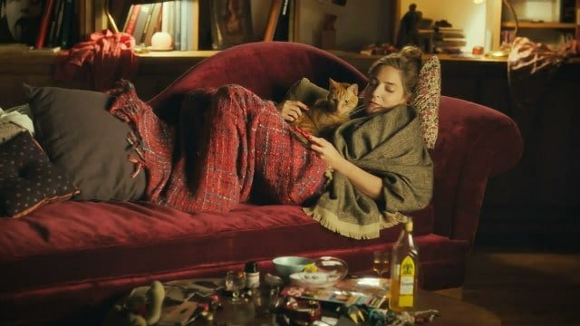 девушка на диване лежит с котом