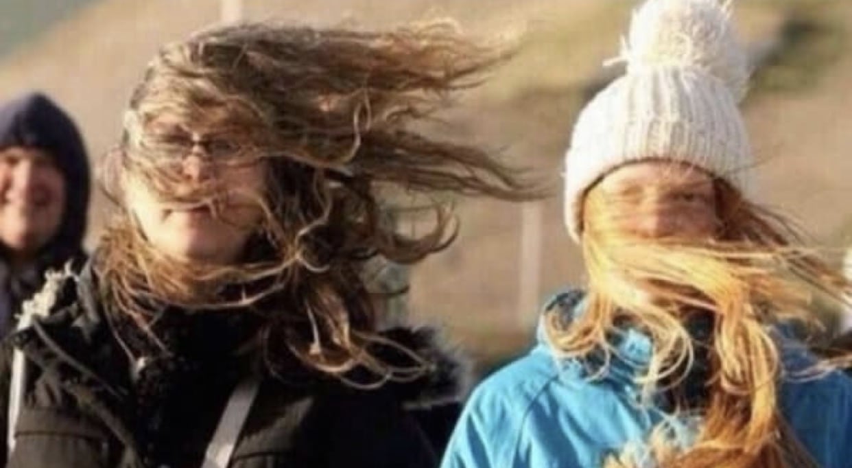 девушки с длинными волосами на ветру