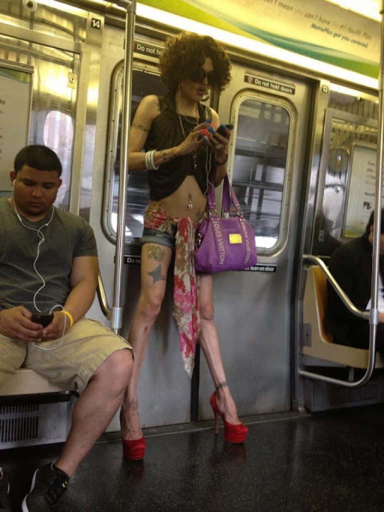 девушка в метро