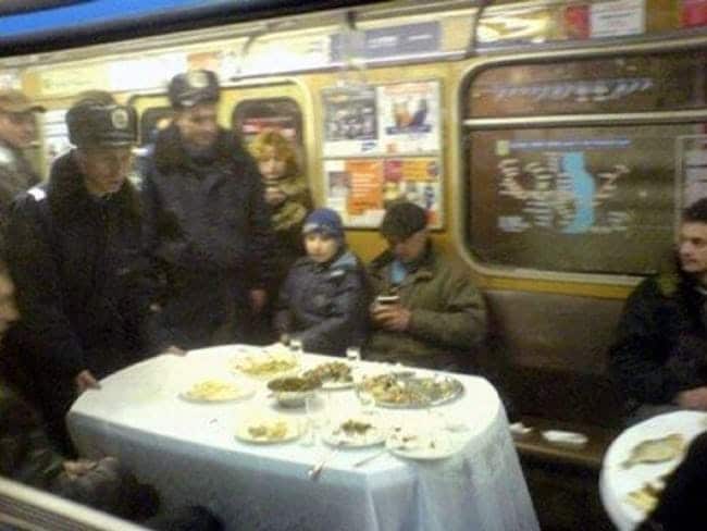 стол с едой в вагоне метро