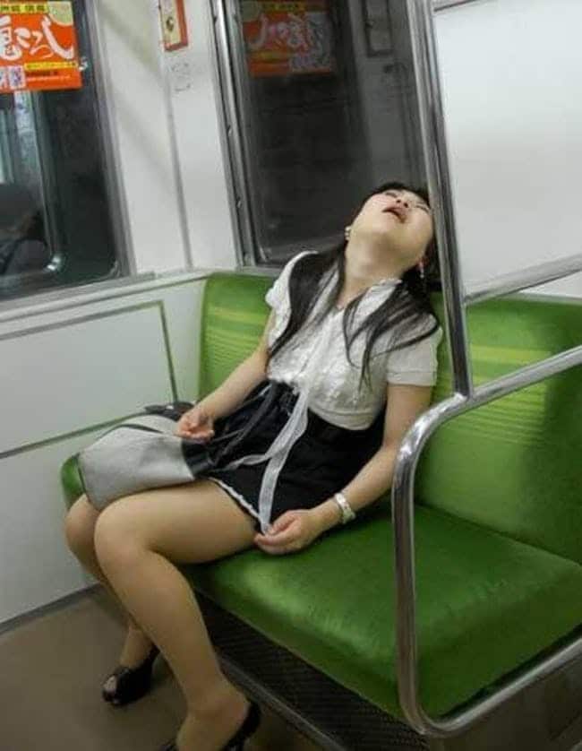 японка спит в метро