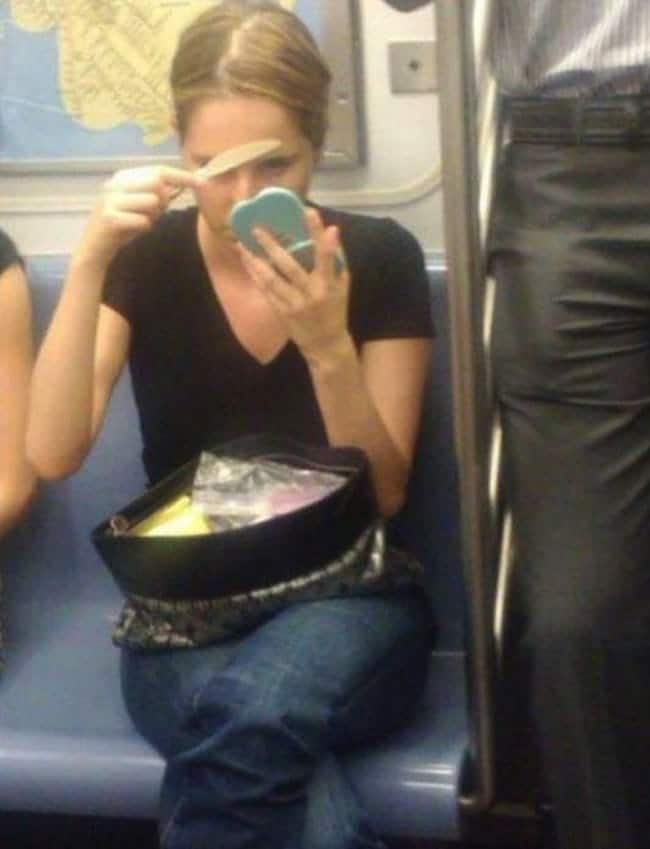 девушка с зеркальцем в метро