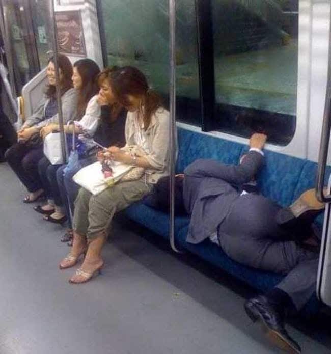 мужчина спит в метро