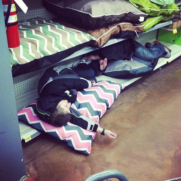 дети спят в магазине