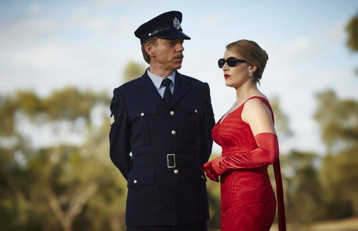 полицейский и женщина в красном платье