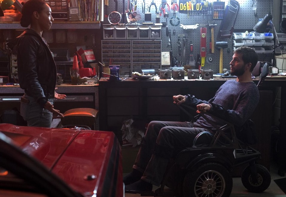 Мужчина на инвалидной коляске в гараже с женщиной