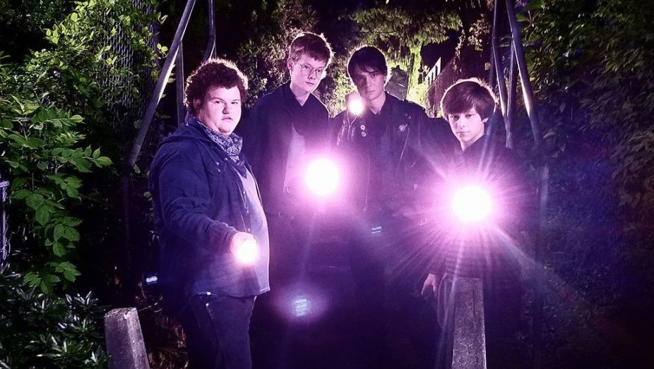 подростки-мальчики ночью с фонариками светят