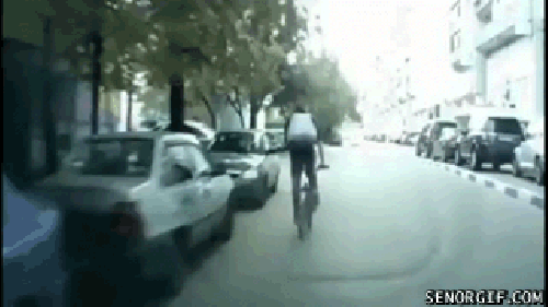 велосипедист запрыгивает на машину