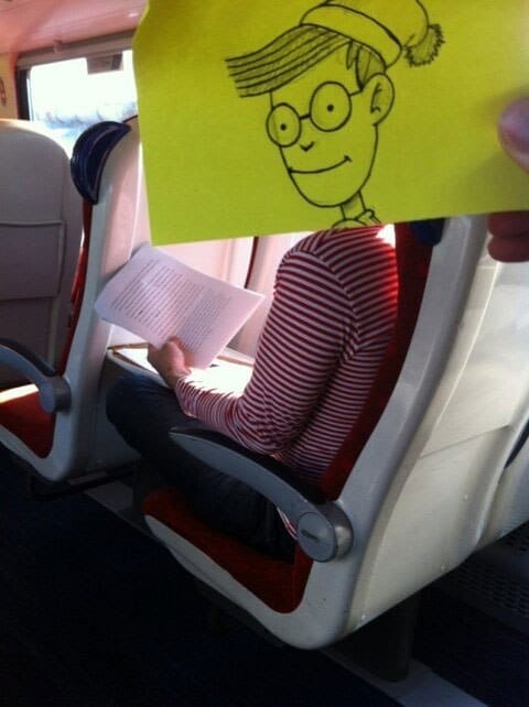 человек в поезде с нарисованной головой