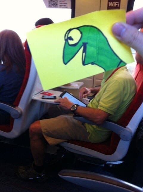 мужчина в поезде с пририсованной головой