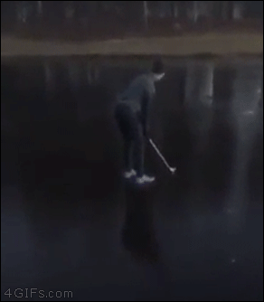 парень играет в гольф на льду