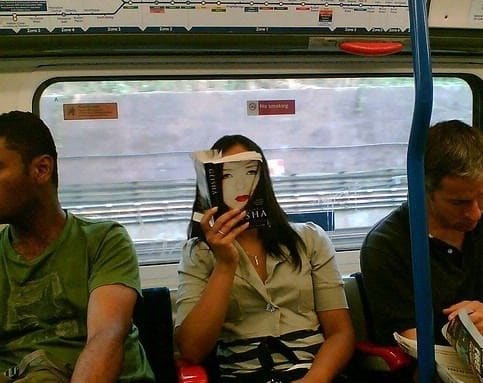 девушка с книгой в метро