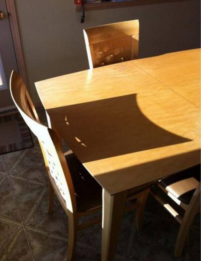 тень от стула на столе