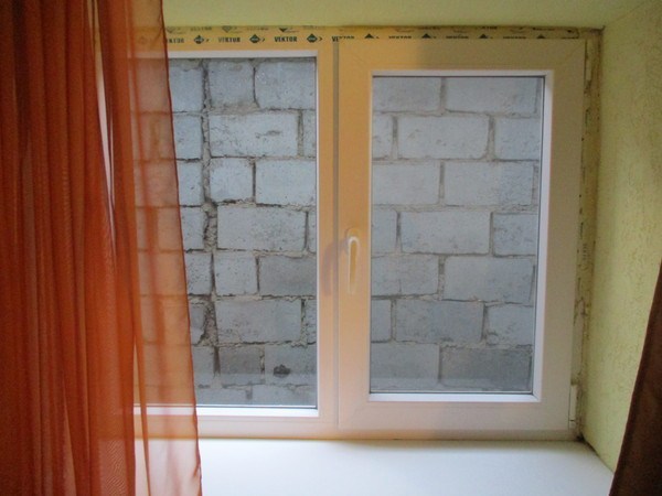 кирпичная стена за окном
