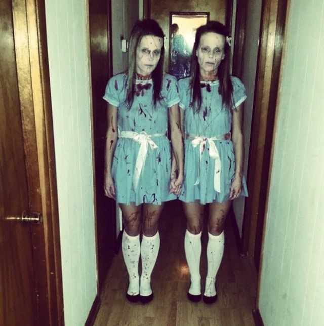 девочки близнецы в голубых платьях