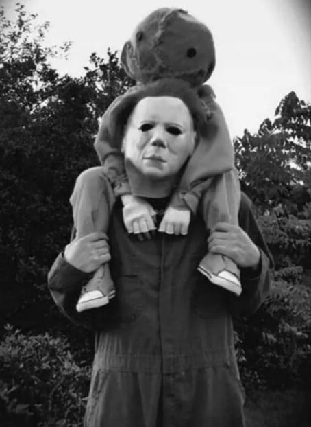 мужчина и ребенок в костюмах на Хэллоуин